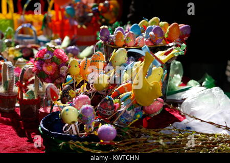 Le Bélarus, la ville de Gomel, l'église de Pierre et Paul 09,04,2017. Le dimanche des Pâques.décorations, souvenirs colorés, des oeufs de Pâques.souvenirs Banque D'Images