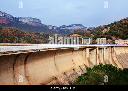 Une vue sur le barrage de la Sau réservoir, dans le Ter River, dans la province de Gérone, Catalogne, Espagne Banque D'Images