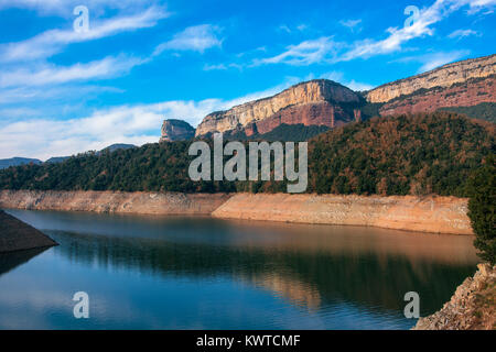 Une vue de la Sau réservoir, dans le Ter River, dans la province de Gérone, Catalogne, Espagne Banque D'Images