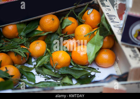 Londres, Angleterre - le 17 décembre 2017 , mandarines dans une boîte sur le marché pour la vente à Borough Market Banque D'Images