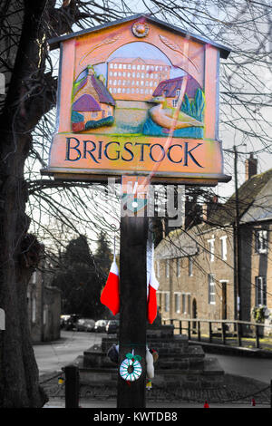 Ouvrir une session dans le centre du village de Brigstock, Northamptonshire, Angleterre. Banque D'Images