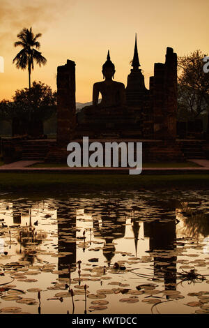 Wat Mahathat reflétée dans un lac, Sukhothai, UNESCO World Heritage Site, Thaïlande Banque D'Images