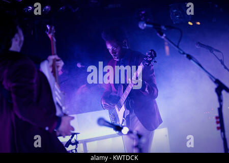 Le groupe de musique électronique anglais Metronomy est ici photographié à un concert live à Copenhague. Ici le bassiste et musicien Olegbenga Adelekan est représenté sur scène. Danemark 09/04 2014. Banque D'Images