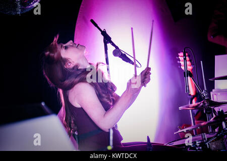 Le groupe de musique électronique anglais Metronomy est ici photographié à un concert live à Copenhague. Ici musicien, batteur et chanteuse Anna avant est représenté sur scène. Danemark 09/04 2014. Banque D'Images