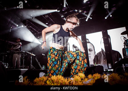 La chanteuse Danoise Karen Marie Ørsted est mieux connu sous son nom de scène MØ et ici effectue un concert live au festival de musique SmukFest danoise / Festival 2015 Skanderborg. Le Danemark, 06/08 2015. Banque D'Images