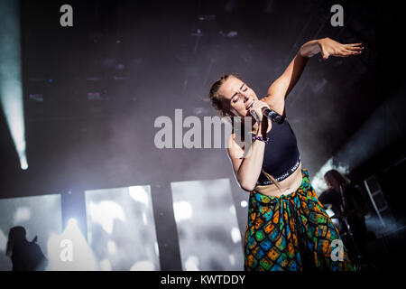 La chanteuse Danoise Karen Marie Ørsted est mieux connu sous son nom de scène MØ et ici effectue un concert live au festival de musique SmukFest danoise / Festival 2015 Skanderborg. Le Danemark, 06/08 2015. Banque D'Images
