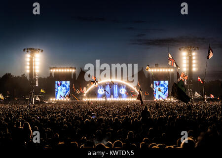 Des foules de fans de musique sont rassemblés devant la scène principale du Festival de Roskilde, Orange étape, pendant les concerts avec R&B-star Rihanna. Danemark 2013. Banque D'Images