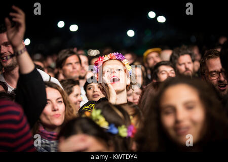 Enthousiaste et énergique les fans de musique et les festivaliers de profiter de chaque seconde d'un concert live avec le chanteur et musicien britannique James Blake qui effectue au populaire festival de musique espagnol Primavera Sound 2015 à Barcelone. L'Espagne, 29/05 2015. Banque D'Images