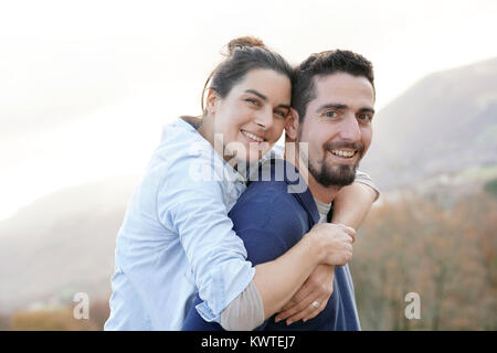 Man giving piggyback ride to girlfriend Banque D'Images