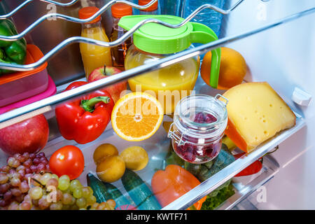 Ouvrir réfrigérateur rempli de nourriture. Alimentation saine. Banque D'Images