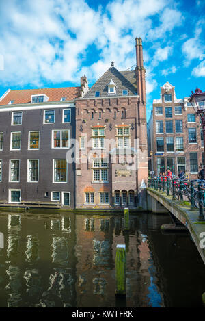 Amsterdam, Pays-Bas - 19 Avril 2017 : beaux canaux d'Amsterdam avec ses maisons typiques Banque D'Images