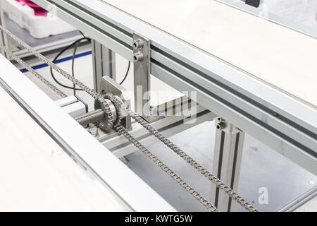 L'acier inoxydable et de l'arbre d'entraînement du convoyeur à chaîne Banque D'Images