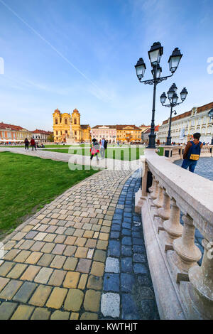 Timisoara, Roumanie - chaussée de pierre en face de la Coupole catholique dans Piata Unirii (Union Square) Banque D'Images