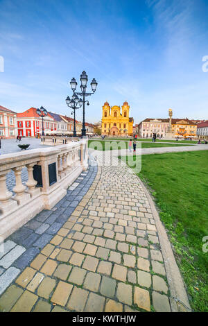 Timisoara, Roumanie - chaussée de pierre en face de la Coupole catholique dans Piata Unirii (Union Square) Banque D'Images