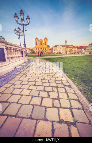 Timisoara, Roumanie - chaussée de pierre en face de la Coupole catholique dans Piata Unirii (Union Square) Banque D'Images