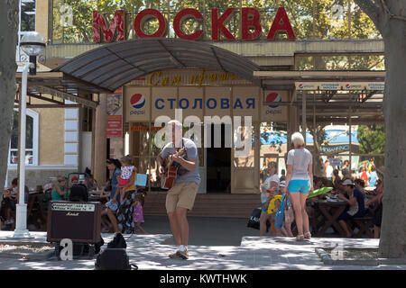 Gelendzhik, région de Krasnodar, Russie - le 21 juillet 2015 : Piscine en plein air à la guitare musicien sur la salle à manger 'Moscow' en Gelendzhik Banque D'Images