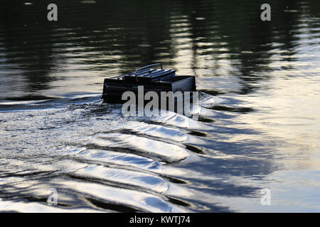 Distance à l'aide d'une voile d'alimentation dans un lac utilisé dans la pêche de loisir. Banque D'Images