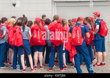 KAZAN, RUSSIE - 18 juin 2017 : groupe de volontaires ayant rencontre avec le superviseur en face de Kazan Arena Stadium avant le match de Coupe des Confédérations de la FIFA Banque D'Images