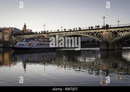 Pont de Triana et le Guadalquivir, au crépuscule, Séville, Andalousie, espagne. Banque D'Images