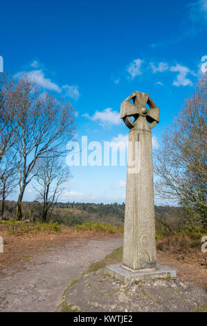 La Croix celtique en pierre sur la colline du Gibet, Hindhead, Surrey, UK Banque D'Images