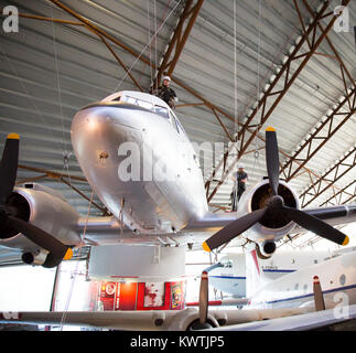 Nettoyage des aéronefs à la Royal Air Force Museum Cosford, Shropshire, au Royaume-Uni avant de commencer les célébrations du centenaire pour marquer les 100 ans de la RAF (janvier 2018). Banque D'Images