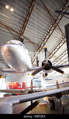 Nettoyage des aéronefs à la Royal Air Force Museum Cosford, Shropshire, au Royaume-Uni avant de commencer les célébrations du centenaire pour marquer les 100 ans de la RAF (janvier 2018). Banque D'Images