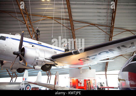 Nettoyage des aéronefs à la Royal Air Force Museum Cosford, Shropshire, au Royaume-Uni avant de commencer les célébrations du centenaire pour marquer les 100 ans de la RAF (janvier 2018). Banque D'Images