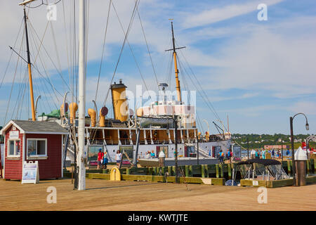Halifax waterfront boardwalk et CSS Acadia maintenant au Musée Maritime de l'Atlantique et un lieu historique national du Canada, Halifax, Nouvelle-Écosse, Canada Banque D'Images