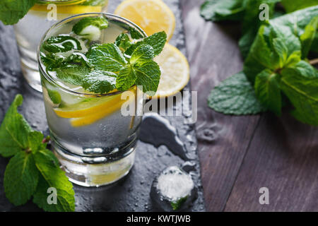 Vue de dessus sur deux verres avec reshness limonade froid. Banque D'Images