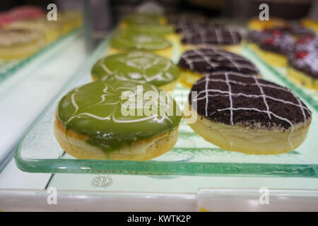 Des donuts avec garnitures diverses sur l'affichage à l'intérieur d'un J.CO Donut,franchise SM City Mall, Cebu City, Philippines Banque D'Images