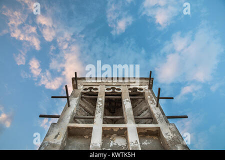 Tour éolienne traditionnelle sur le dessus de la vieille maison abandonnée dans un village de Ras Al Khaimah Banque D'Images