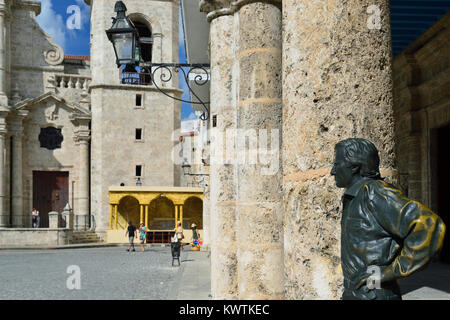 La HAVANE, CUBA - 06 décembre 2016 : Statue d'Antonio Gades un danseur et chorégraphe de flamenco espagnol à la recherche de dessous les arches à la célèbre à proximité sq Banque D'Images