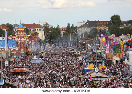 Une vue panoramique de l'artère principale à l'Oktoberfest de Munich, Allemagne Banque D'Images