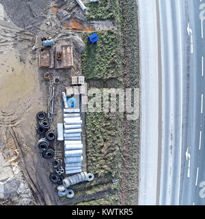 Photographie aérienne du magasin de matériel pour travaux de construction du canal sur le site de construction d'une nouvelle zone de développement, photographiés avec le drone Banque D'Images