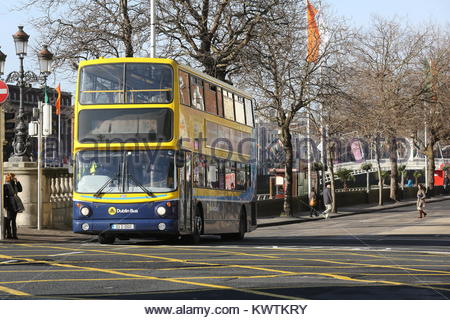 Un bus circule dans le centre-ville par un beau jour en Irlande Banque D'Images