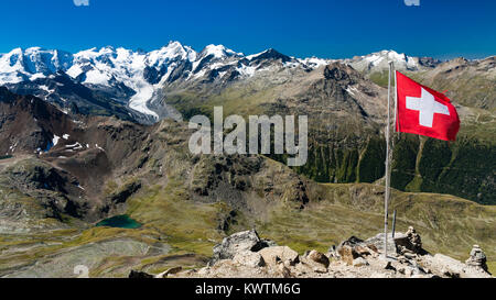 Le Piz Bernina et Glacier Morteratsch avec drapeau suisse, Engadine, Suisse. Banque D'Images