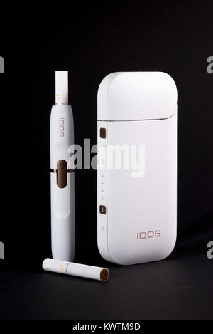 Ljubljana, Slovénie - 4 janvier 2018 : Plus electronic cigarettes, tabac IQOS système de chauffage est en cours d'introduction sur le marché européen Banque D'Images