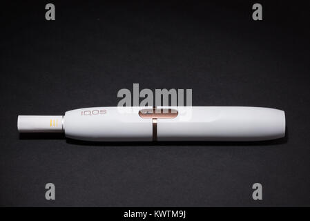 Ljubljana, Slovénie - 4 janvier 2018 : Plus electronic cigarettes, tabac IQOS système de chauffage est en cours d'introduction sur le marché européen Banque D'Images