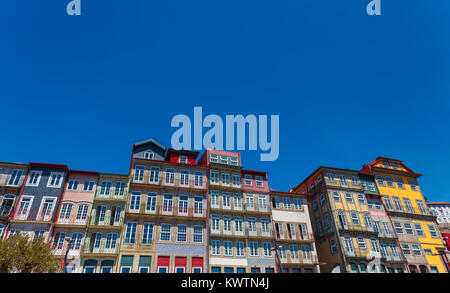 Maisons colorées célèbre centre historique de Ribeira à Porto au Portugal Banque D'Images