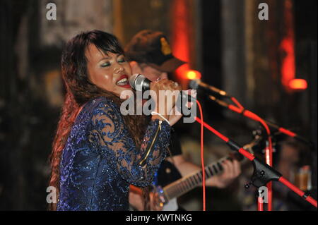 Channthy Kak ou "rey ta' de la Cambodian Space Project en 2018 amène à la Mansion Heritage Bar (FAC) à Phnom Penh, Cambodge. crédit : Kraig Lieb Banque D'Images