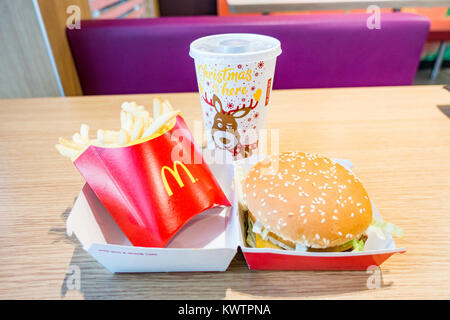 Un Big Mac sur une table dans un restaurant fast-food McDonald's. Banque D'Images