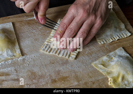 Comment fermer le ravioli italien avec la fourchette Banque D'Images