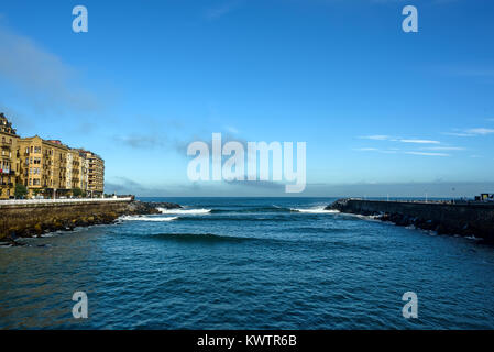 Fleuve Urumea ouverture sur l'océan Atlantique à San Sebastian en Espagne sous un ciel bleu Banque D'Images