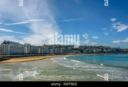 La baie de La Concha et de la plage à San Sebastian en Espagne sous un ciel bleu Banque D'Images