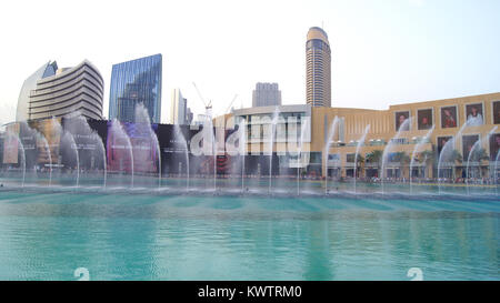 Dubaï, Émirats arabes unis - MARS 31st, 2014 : La Fontaine de Dubaï est le plus haut du monde l'exécution de fontaine dans le centre-ville de Dubaï à côté du centre commercial gigantesque. La fontaine musicale populaire de Dubaï sont une des attractions les plus visitées de la ville arabe Banque D'Images