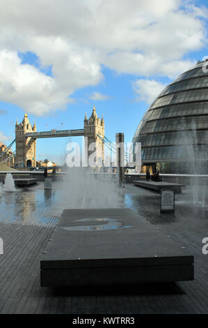 Un affichage de fontaines sur une zone pavée près de l'hôtel de ville et le Tower Bridge sur la Tamise à Londres. Autre point de vue inhabituel, le Tower Bridge Banque D'Images
