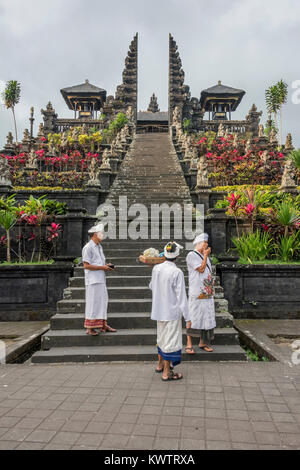 Les fidèles des Pura Besakih, le Temple mère de Bali, le Mont Agung, île de Bali, Indonésie Banque D'Images