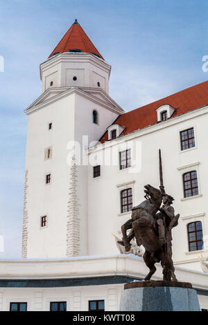 Statue du prince morave Svatopluk à cheval devant le château de Bratislava, Slovaquie. Ciel bleu avec quelques nuages en arrière-plan. Banque D'Images