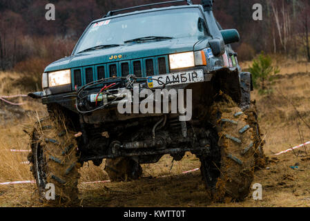 Lviv, Ukraine - 21 Février 2016 : marque du véhicule hors route Jeep Cherokee surmonte la piste sur un concours d'amateurs procès près de la ville de Lviv, Ukraine Banque D'Images