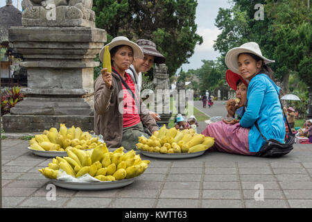 Femme vendant du maïs sur les étapes de l'ensemble du temple de Pura Basakih, Mont Agung, Bali, Indonésie Banque D'Images